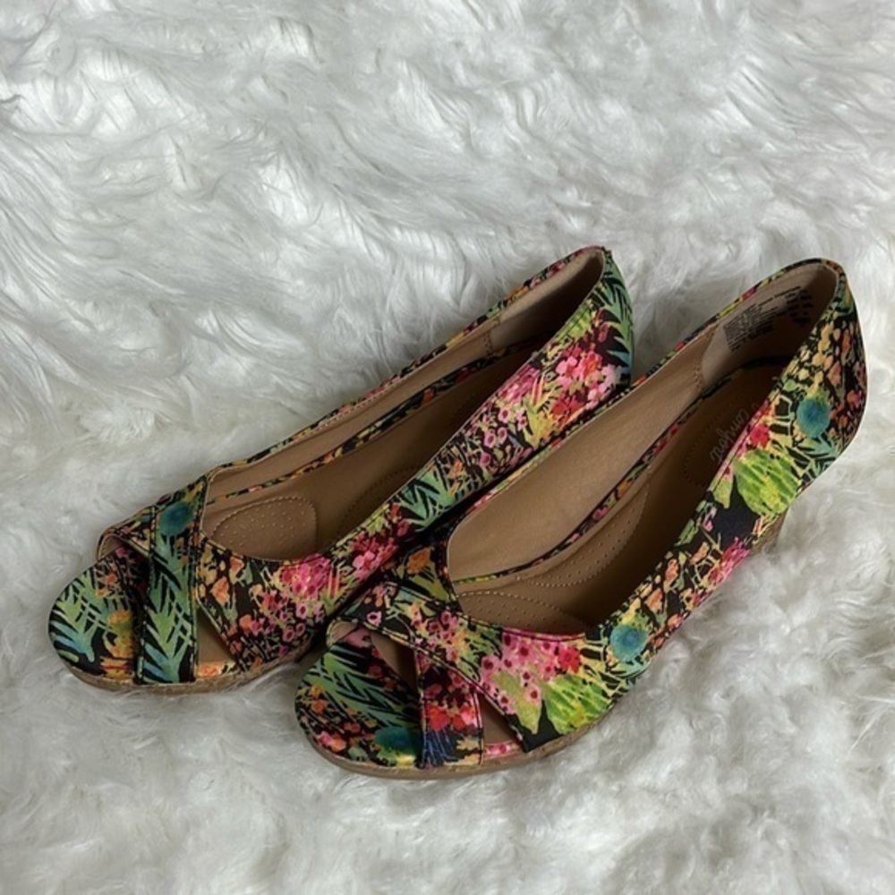 Dexflex Comfort, tropical print, platforms, NWOT, size 7.5.